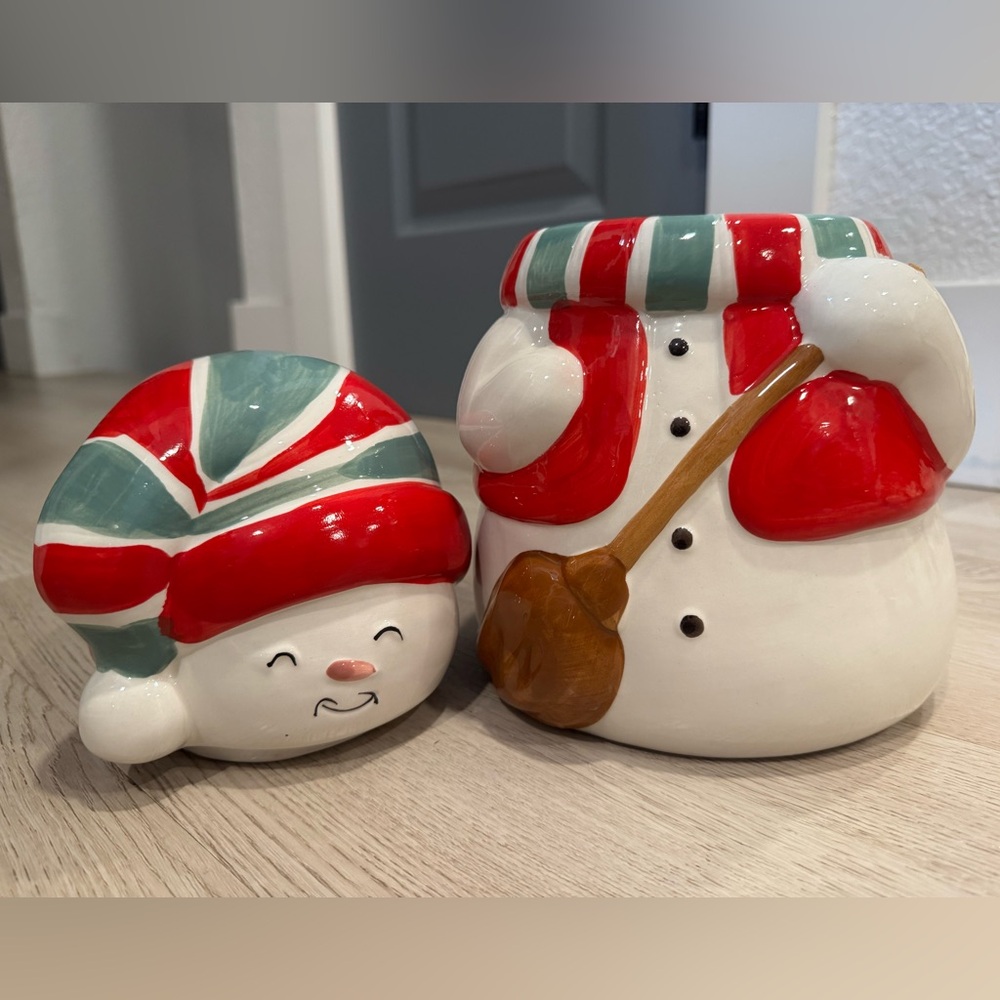 NWT 73oz Holiday Red/Green/White Glazed Earthenware Ceramic Snowman Cookie Jar